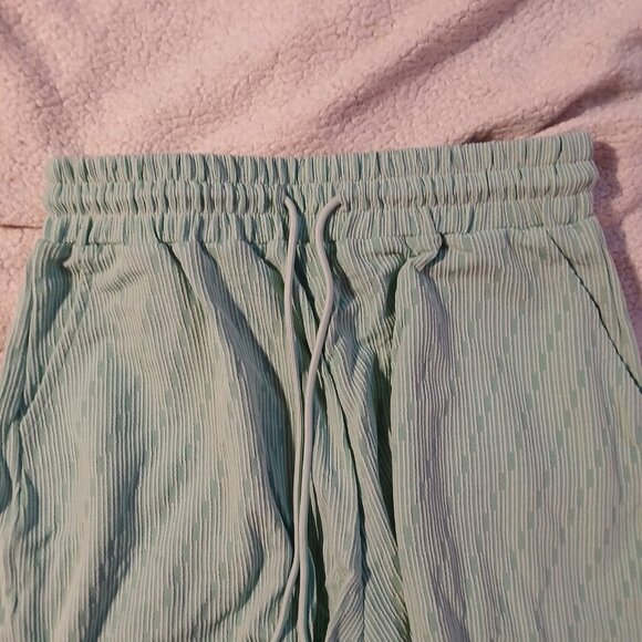 Women's Light Green Wide Leg Shorts NWT   SZ  Large - Picture 2 of 6